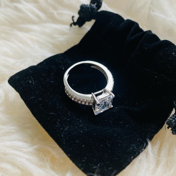 Engagement ring - Picture 2 of 4